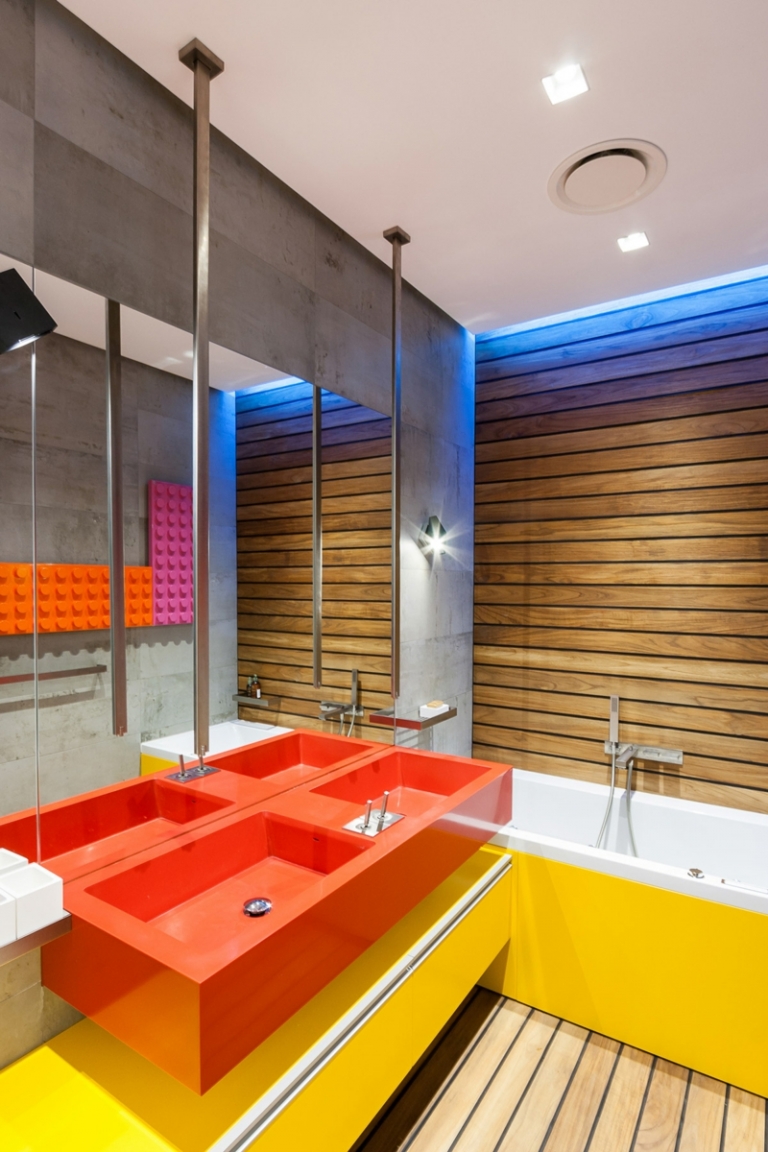 plancher-bois-salle-bains-panneau-mural-bois-sanitaire-jaune-orange-double-vasque plancher en bois