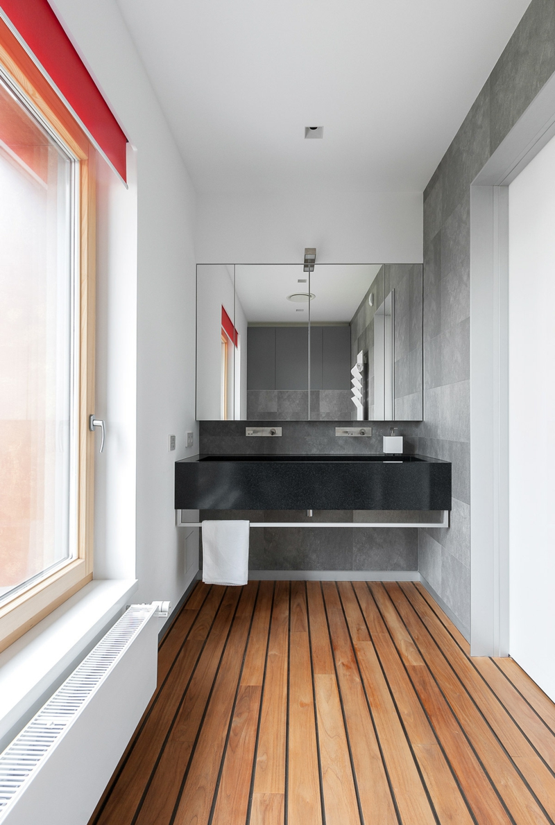 plancher-bois-teck-salle-bains-carrelage-mural-gris-vasque-noire plancher en bois