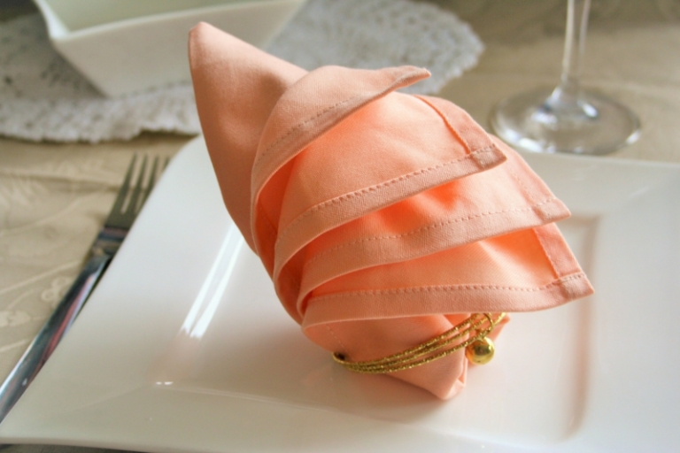 pliage-serviette-Noël-forme-ballerine-serviette-couleur-abricot