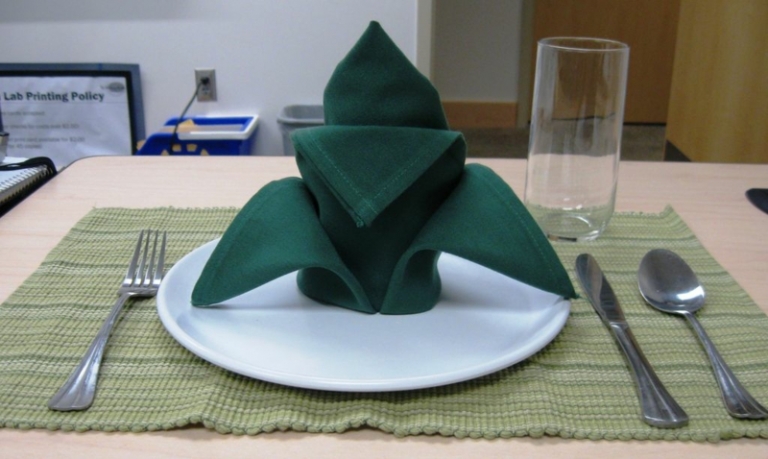pliage-serviette-Noël-forme-fleur-lys-serviette-vert-pétrole