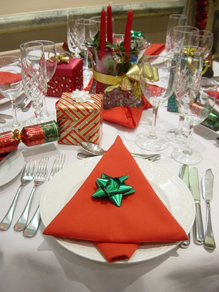 pliage-serviette-Noël-forme-sapin-cadeaux-table