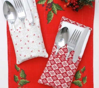 pliage de serviette pour Noël en pochettes porte-couverts blanc-rouge