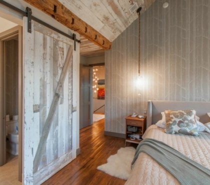 porte-grange-coulissante-style-rustique-bois-blanchi-chambre-coucher-grise