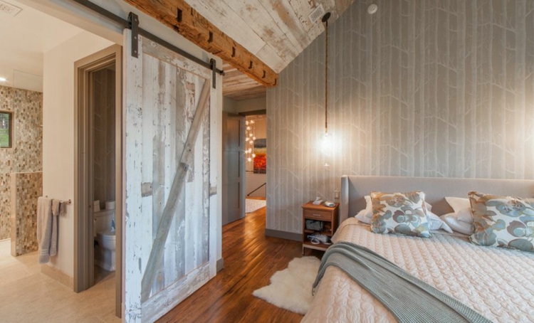 porte-grange-coulissante-style-rustique-bois-blanchi-chambre-coucher-grise porte de grange coulissante