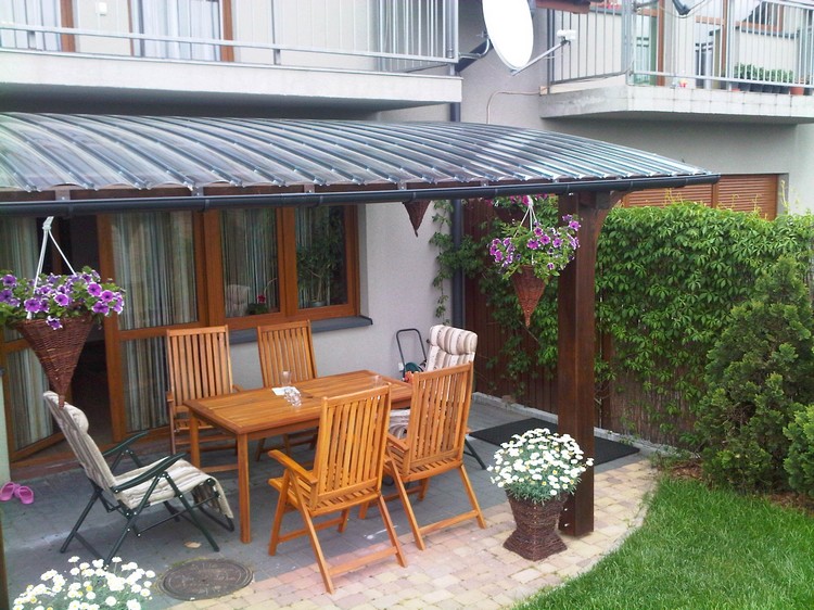 protection-solaire-meubles-bois-fleurs-pelouse-chaise-pot-suspendu-terrasse