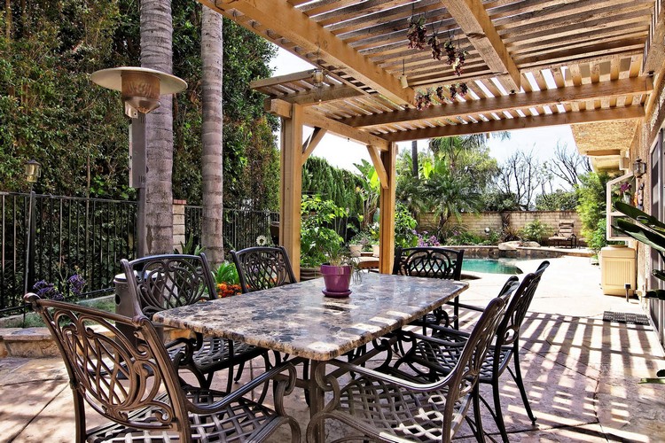 protection-solaire-pergola-bois-table-manger-chaise-terrasse