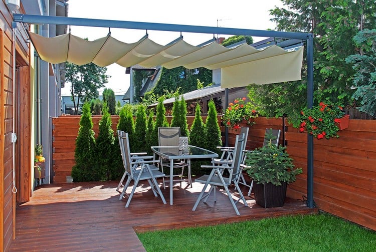 protection-solaire-terrasse-bois-pelouse-jardiniere