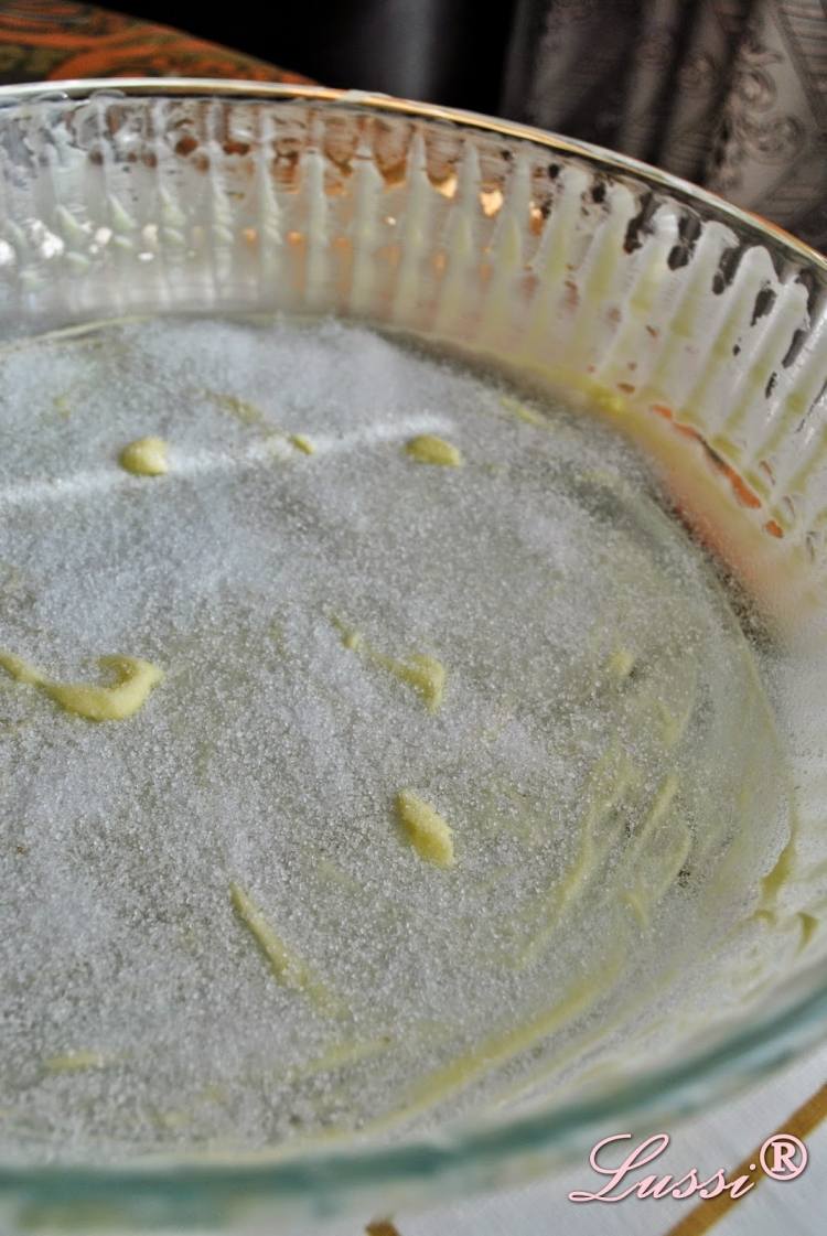 recette-tarte-tatin-poires-couvrir-fond-récipient-beurre-sucre