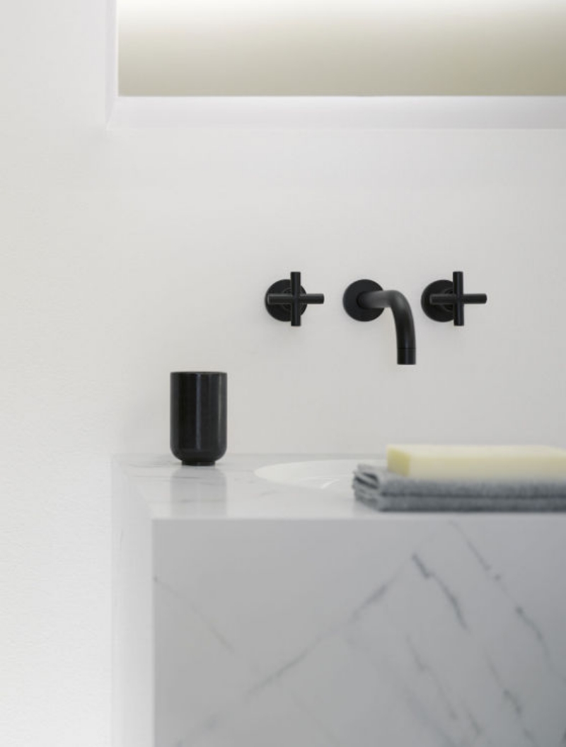 robinet-design-marbre-surface-lavabo-tera