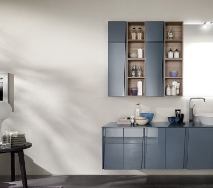 salle-bain-italienne-armoires rangement suspendues bleu aviateur Lagu Scavolini