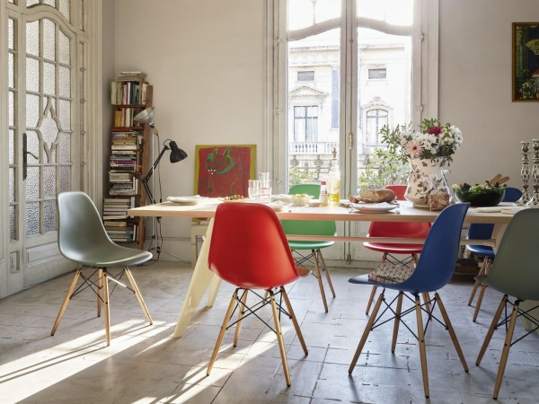 salle-manger-design-scandinave-chaises-couleurs-vives