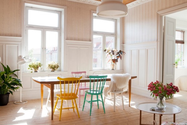 salle-manger-design-scandinave-chaises-jaune-vert-rose-blanc