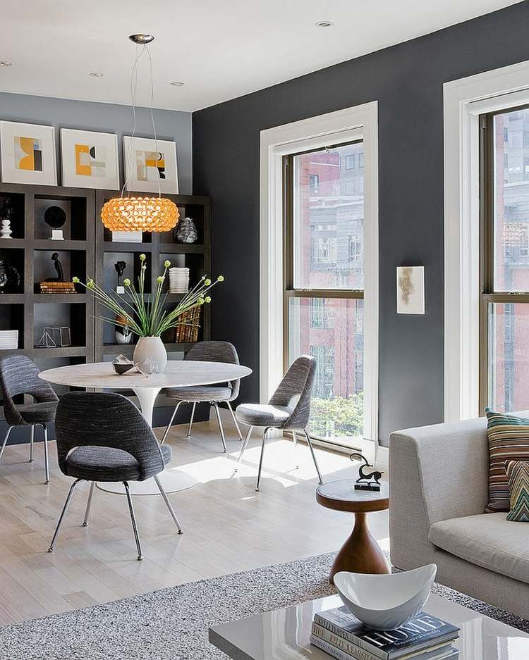salle-manger-moderne-sombre-chaises-grises-table-tulipe-blanche-meuble-rangement-bois-sombre