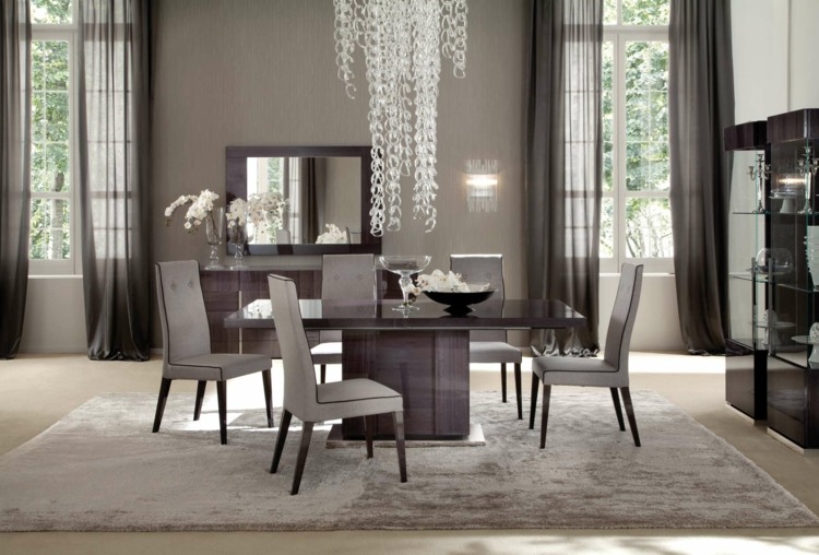 salle-manger-moderne-sombre-chaises-grises-tapis-gris-table-pied-central-suspension-rideaux-gris