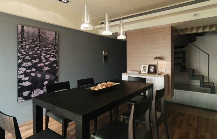 salle-manger-moderne-sombre-chaises-table-bois-massif-noir-peinture-murale-grise