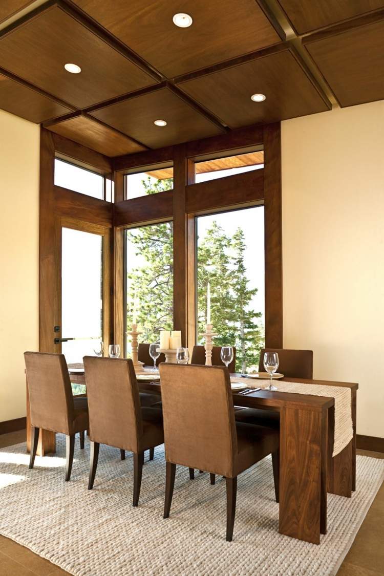 salle-manger-moderne-sombre-chaises-table-manger-bois-massif-tapis-tressé