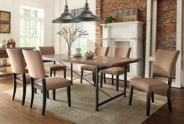 salle-manger-moderne-sombre-chaises-tapisserie-beige-table-manger-bois-métal-mur-brique salle à manger moderne