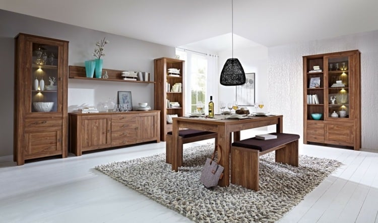 salle-manger-moderne-sombre-meubles-bois-massif-tapis-shaggy-gris-suspension-noire salle à manger moderne