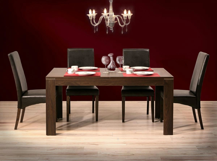 salle-manger-moderne-sombre-peinture-murale-bordeaux-table-bois-massif-chaises-cuir-noir