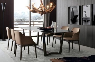 salle-manger-moderne-sombre-revêtement-mural-bois-gris-chaises-cuir-marron-table-manger-noire