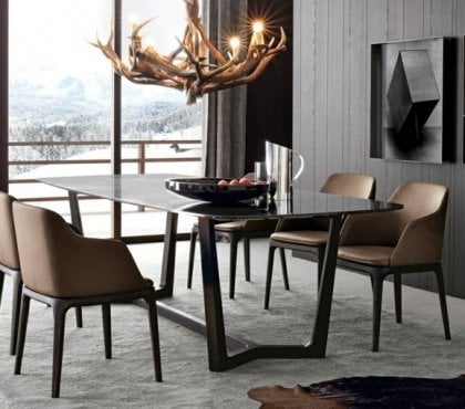 salle-manger-moderne-sombre-revêtement-mural-bois-gris-chaises-cuir-marron-table-manger-noire