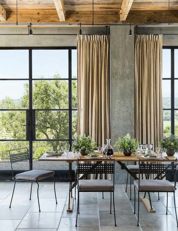 salle-manger-moderne-sombre-table-bois-clair-caises-métal-galettes-grises-rideaux-beige salle à manger moderne