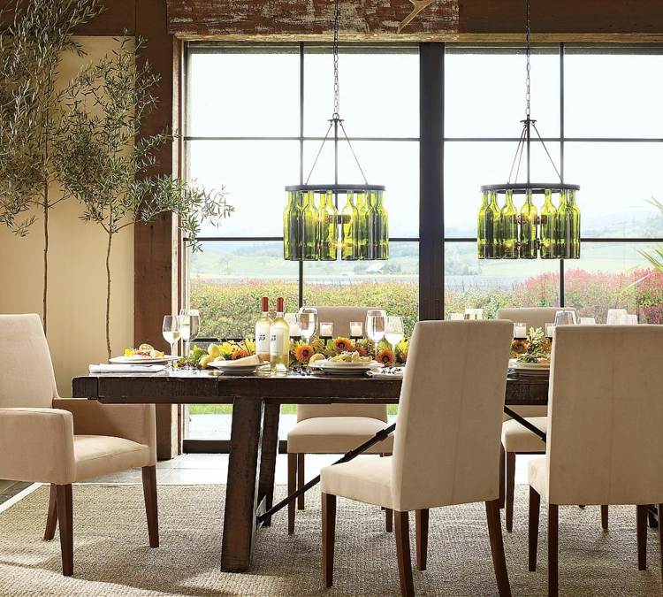 salle-manger-moderne-sombre-table-bois-massif-chaises-tapisserie-beige-suspensions-bouteilles