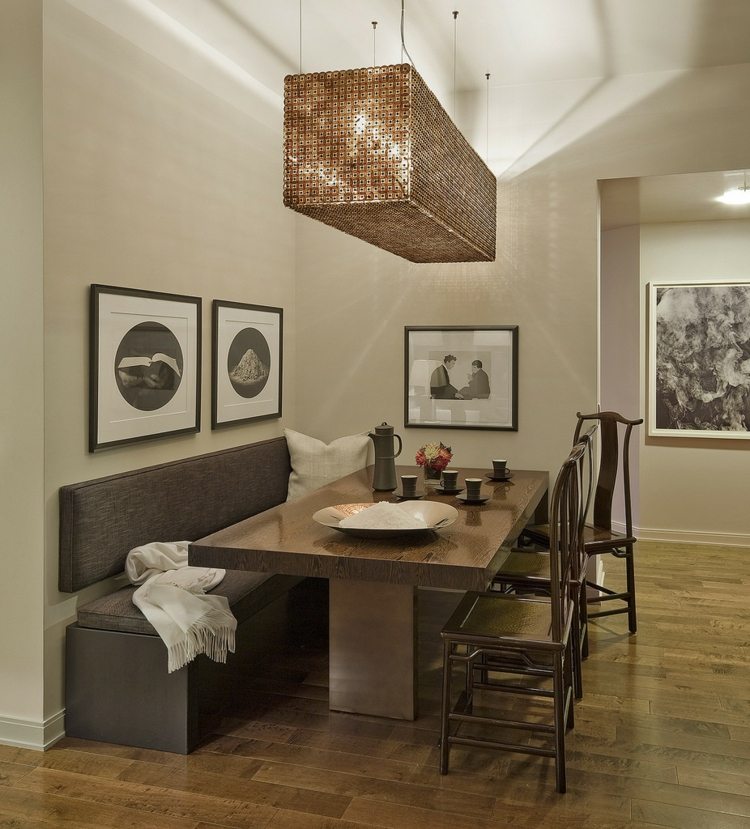 salle-manger-moderne-sombre-table-bois-massif-style-rustique-banc-tapissé-chaises-bois-grand-lustre