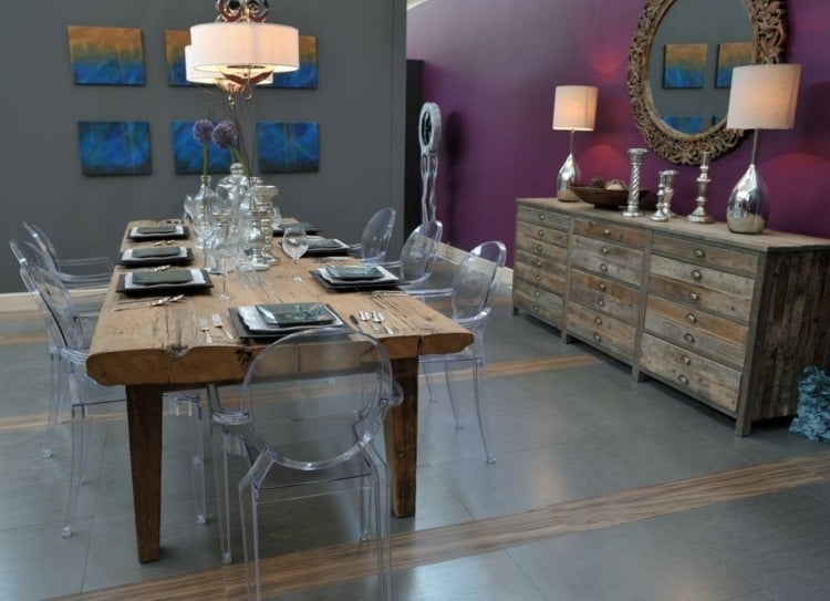 salle-manger-moderne-sombre-table-bois-massif-tronc-arbre-chaises-transparentes