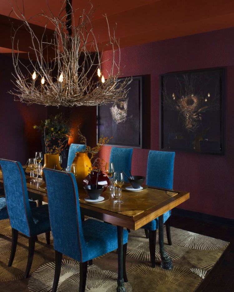 salle-manger-moderne-sombre-table-manger-bois-massif-chaises-bleu-cobalt