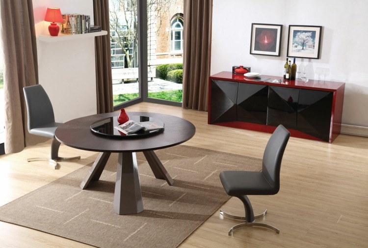 salle-manger-moderne-sombre-table-ronde-bois-trepied-chises-cuir-gris-foncé-tapis-marron-clair