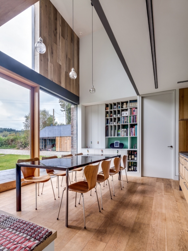 salle-manger plancher bois massif chaises Fourmi Arne Jacobsen