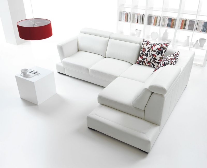 salon-moderne-blanc-canapé angle table cube abat-jour rouge