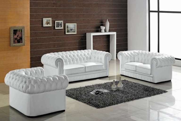 salon-moderne-blanc canapé fauteuils Chesterfield tapis shaggy gris