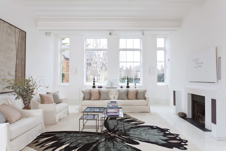 salon-moderne-blanc décoré tapis papillon gris coussins pastel