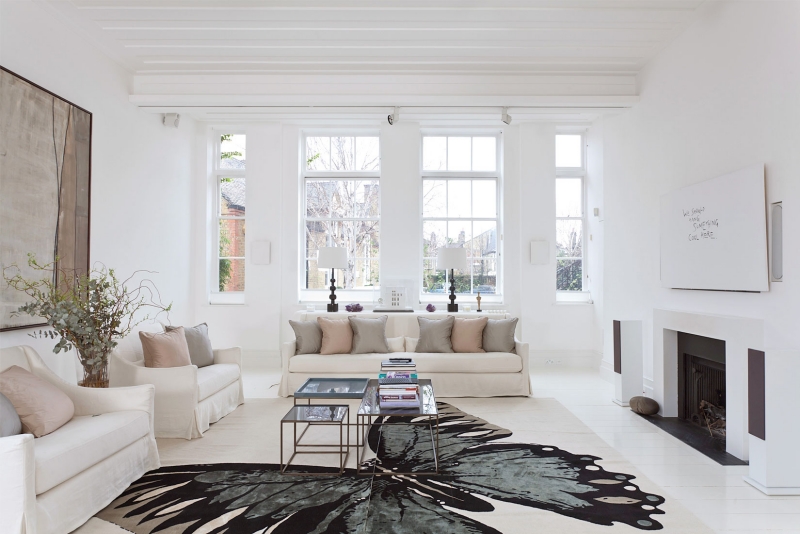 salon-moderne-blanc décoré tapis papillon gris coussins pastel