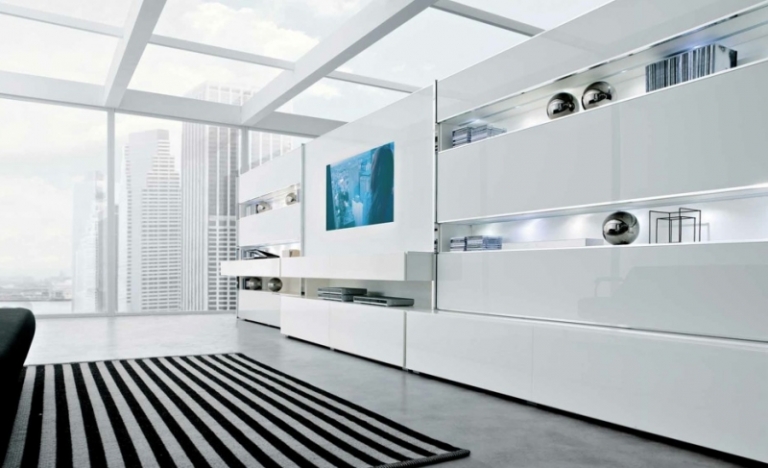 salon-moderne-blanc grand meuble télé tapis rayé noir blanc
