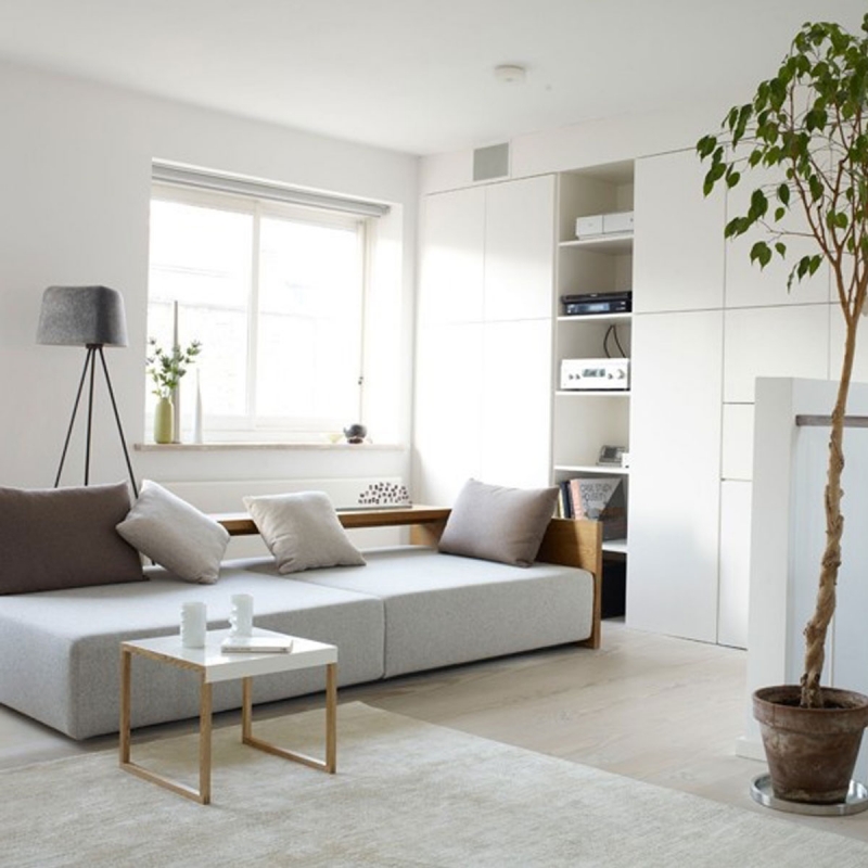 salon-moderne blanc meubles bois clair lampadaire coussins gris