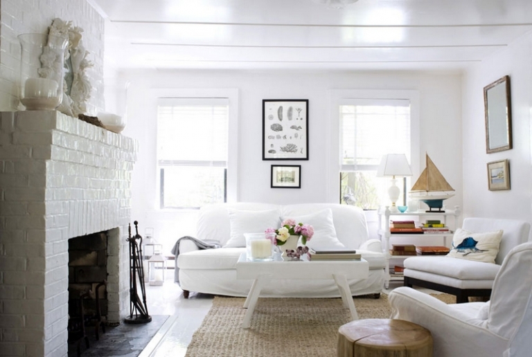 salon-moderne-blanc-meubles-housses-cheminée-brique-blanche