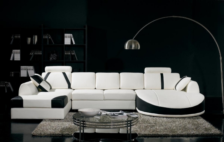 salon-moderne-blanc noir canapé design lampadaire tapis shaggy gris