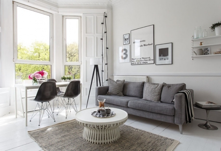 salon-moderne blanc scandinave canapé droit gris chaises design