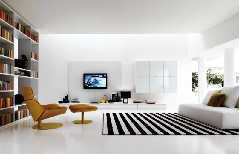 salon-moderne-blanc tapis rayé noir blanc fauteuil repose-pieds ocre