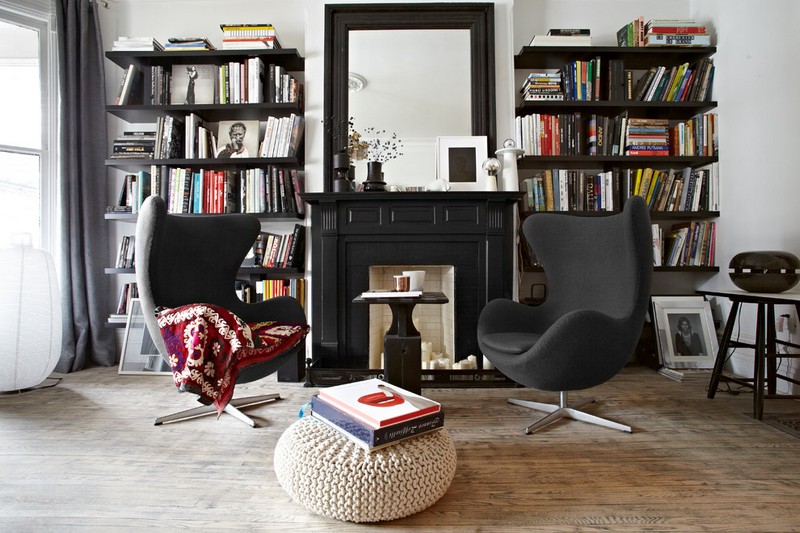 salon noir blanc cheminée décorative fauteuils design Egg