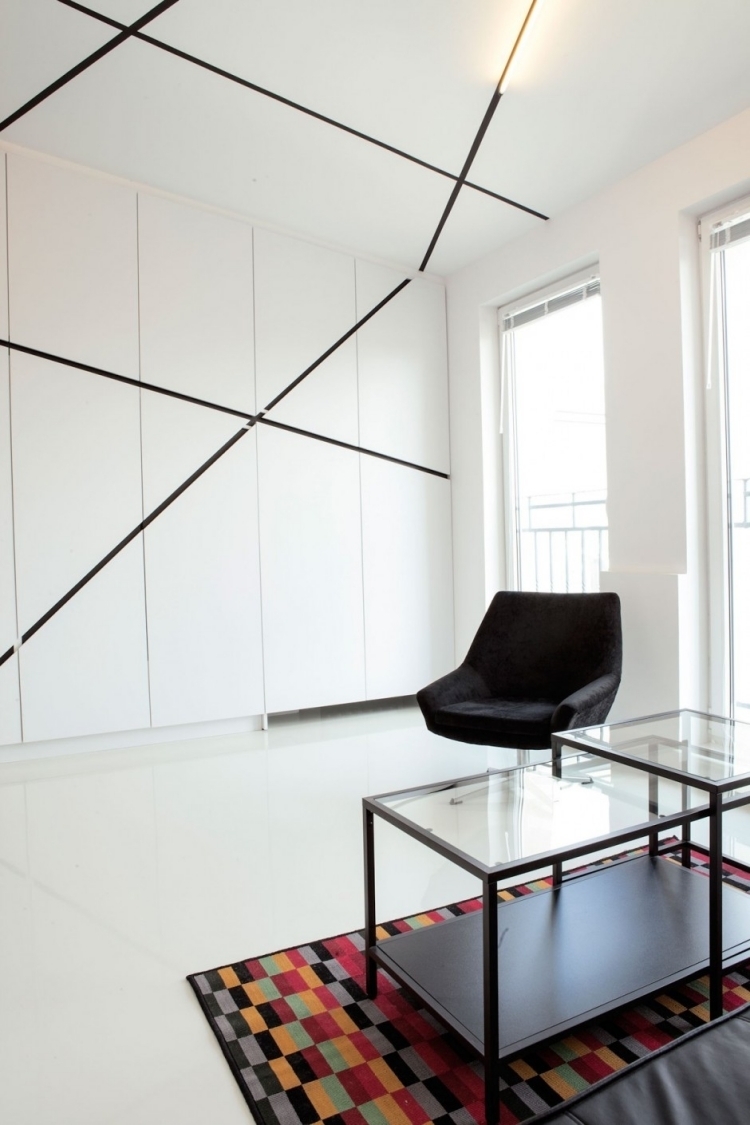 salon-noir-et-blanc-table-basse-verre-chaise-noire-tapis-rectangulaire