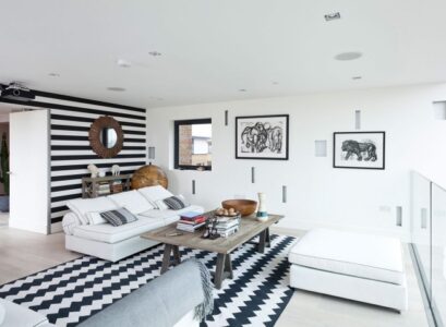 salon-noir-et-blanc-tapis-motif-chevron-table-basse-ottoman