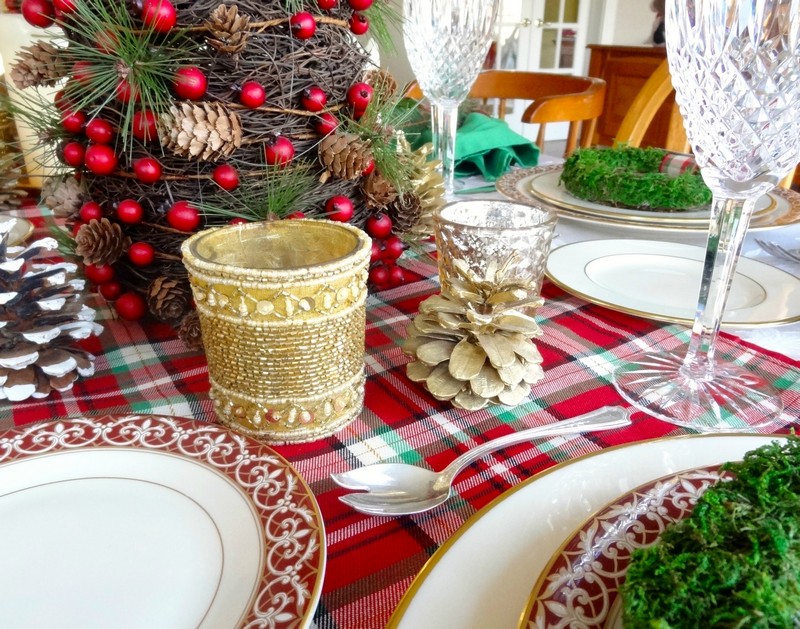 sapin-Noël-original-table-décoré-pommes-pin-fruits-rouges-sauvages
