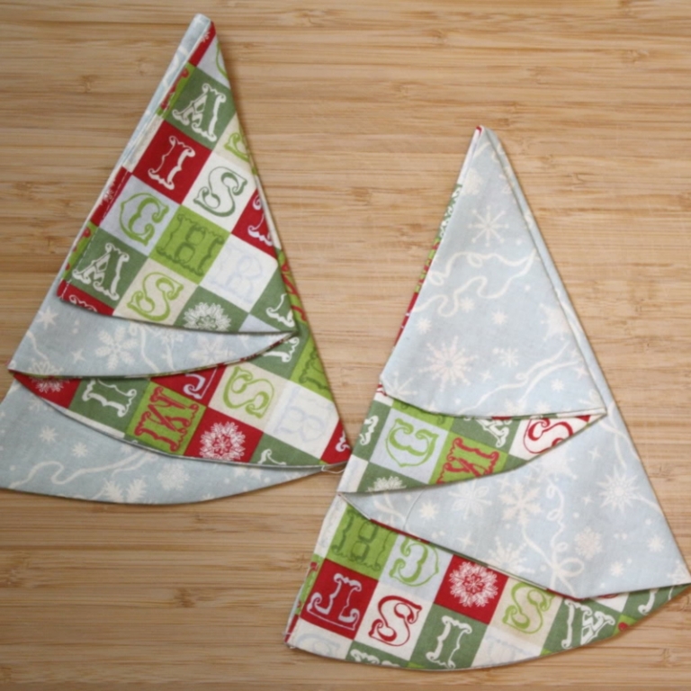 serviettes-rondes-pliées-forme-sapin-Noël-idée-déco