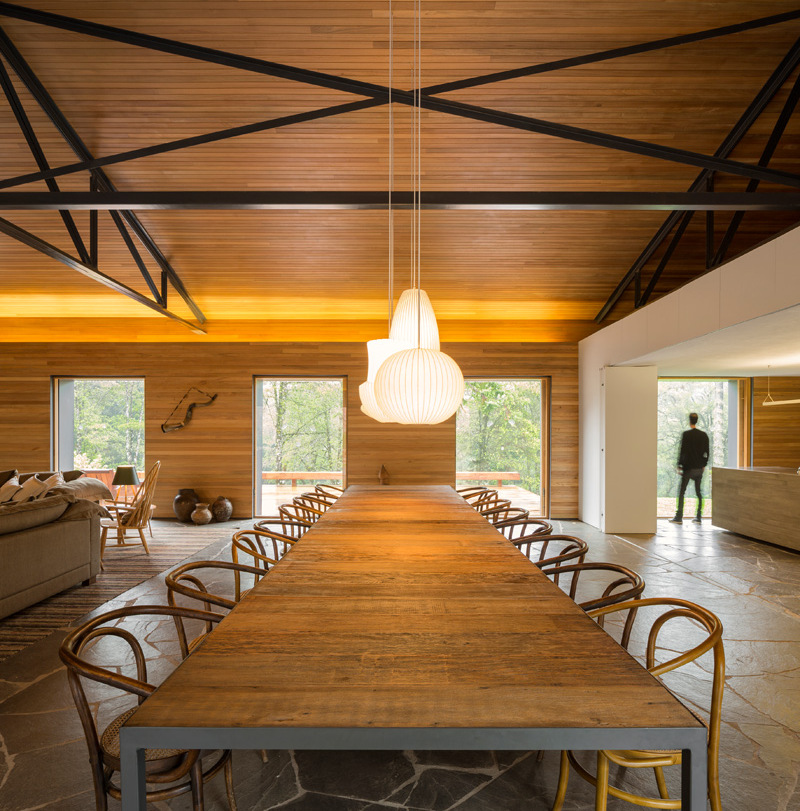 style-rustique-moderne-salle-manger-table-bois-massif-suspensions-origami-plancher-pierre
