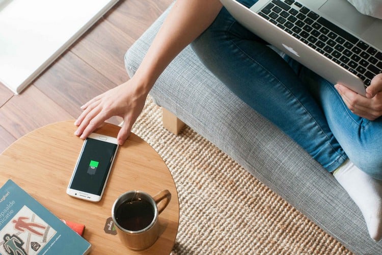 table-appoint-bois-charge téléphone sans fil- meuble-bambou design FurniQi