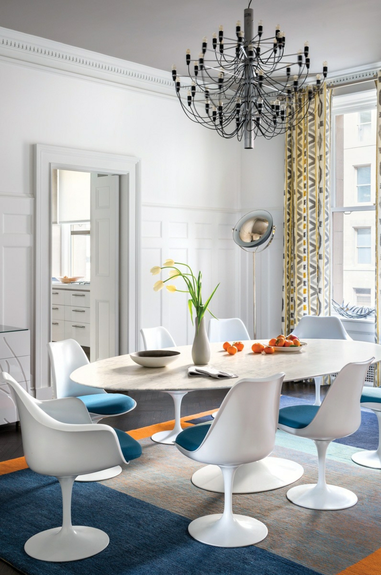 tapis-salle-a-manger-chaises-blanche-table-ovale-suspension-peinture-murale-rideaux